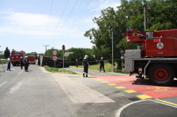 Kerekeire állítják a tűzoltók a kisteherautót a daru csörlőjével