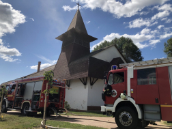 Templom előtt két tűzoltóautó