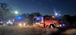 Két tűzoltóautó a sötétben