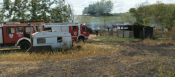 Két tűzoltóautó előtte egy lakókocsi