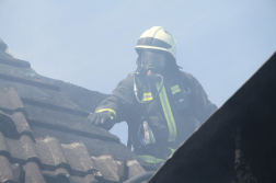 A tetőn szemből egy tűzoltó légzőkészülékben