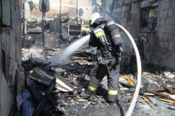 Kiégett garázsnál vízsugárral olt egy tűzoltó