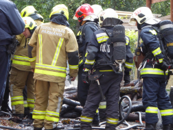 Önkéntes és hivatásos tűzoltók háttal