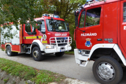 Két tűzoltóautó az úton áll egymással szemben