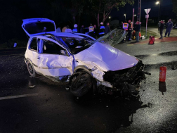 Úton keresztbe fordult autó előtt egy tűzoltó készülék