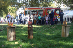 Tűzoltóautó előtt gyerekek előttük a lángot formáló céltáblák