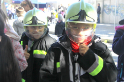 Tűzoltó ruhában két kisfiú