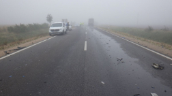 Út bal oldalán balesetben érintett személyautó távolban a ködben kamion