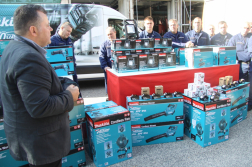 Átadott eszközök és előtte a kereskedelmi vezető háttal