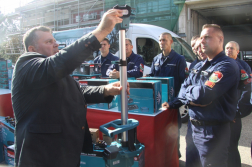 Állányos kárhely-megvilágítót szerelnek össze