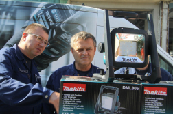 Reflektort néz két tűzoltó