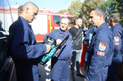 Láncfűrészt néznek a tűzoltók