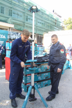 Állványos kárhely-megvilágítónál két tűzoltó