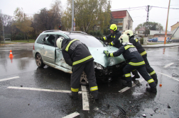 Összetört autót tolnak a tűzoltók