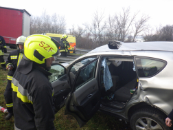 Autó oldalról nyitott ajtóval mellette tűzoltó