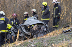 Tűzoltók az összeroncsolódott autó körül