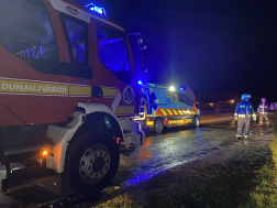 Tűzoltó és mentőautó a sötétben