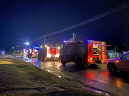 Tűzoltóautók sora a sötétben az utcán