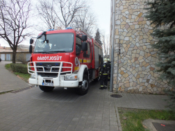 Tűzoltóautó épület mellet