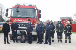 A vezetők ünnepélyesen átadják a tűzoltó takarót