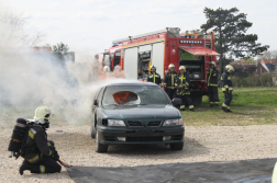 Füstöl az autó előtte tűzoltó mögötte tűzoltóautó