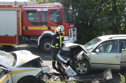 Összetört autó mögött tűzoltóautó
