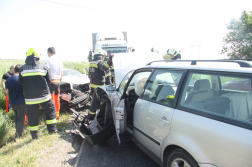 Balesetben érintett járművek tűzoltóval