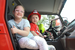 Két kisgyerek tűzoltóautóban
