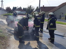 Kigyulladt autót oltanak a tűzoltók