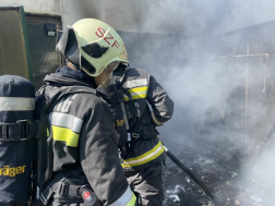 Tűzoltó oldalról háttérben füst