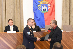 Elismerés átadása