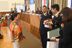 Elismerés átadása