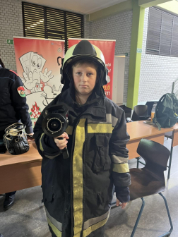 tanuló tűzoltó védőruhában