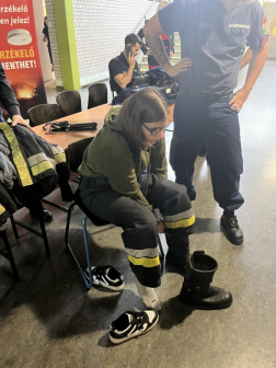 Tanuló felbróbálja a tűzoltó védőcsizmát