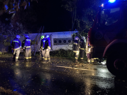 Árokban felborult busz előtte tűzoltóautó