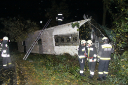 Oldalára dőlt busz előtt tűzoltók