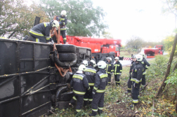 Hevedert kötnek a busz alvázához