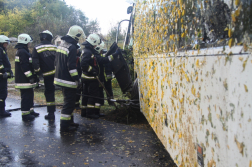 Busz kerekétől a földet lapátolják el