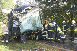 busznál dolgoznak a tűzoltók