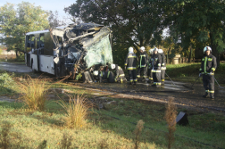 összetört busz és mellette tűzoltók