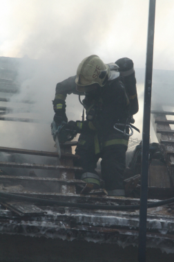 Láncfűrésszel a tetőn a tűzoltó