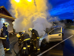 Füstölő autót oltanak a tűzoltók
