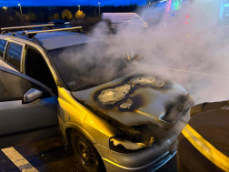 Autó motortere füstöl
