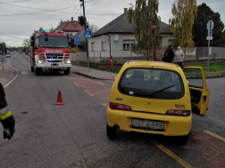 Tűzoltóautó és az egyik balesetes autó hátulról