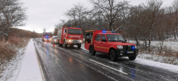 Tűzoltó járművek a havas út szélén