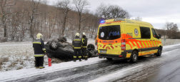 Tetejére borult autónál tűzoltók