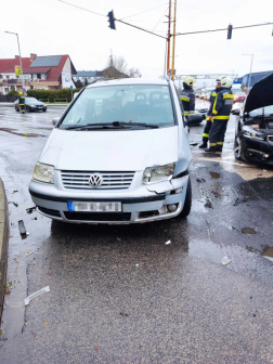 Az egyik balesetben érintett autó elölről