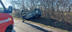 felborult autó előtt drótkötéllel tűzoltó