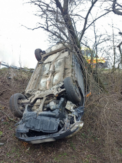 autó az elejével lefele borult a patakmederbe