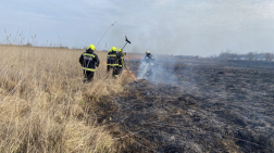 leégett terület szélén dolgoznak a tűzoltók